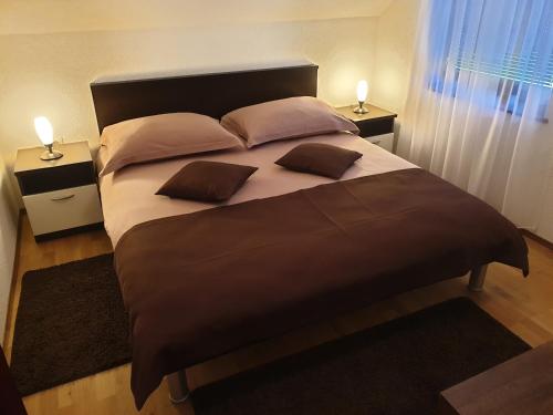 格拉博瓦茨马克科塞奇旅馆的一间卧室配有一张大床和两个枕头