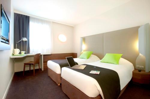 索肖钟楼蒙贝里亚德索肖酒店的酒店客房配有两张床和一张书桌