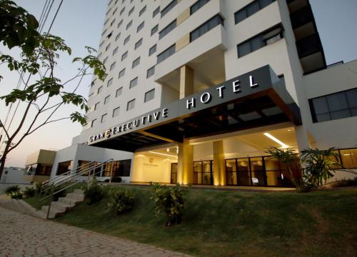 乌贝兰迪亚Gran Executive Hotel的带有读书标志的酒店大楼