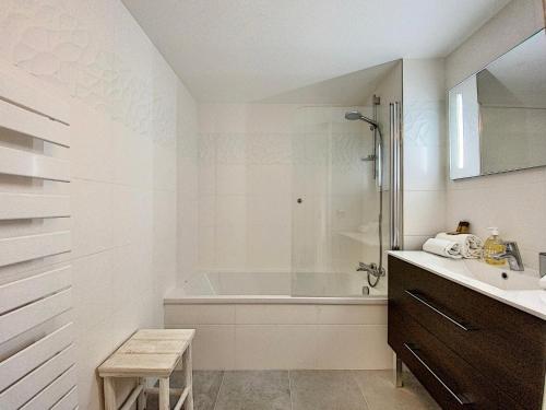 多维尔L'ancre Marine YourHostHelper的白色的浴室设有浴缸和水槽。