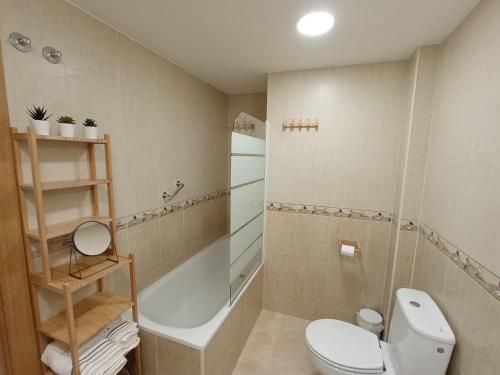 瓜达莱斯特GUADALEST DREAMS的一间带卫生间和浴缸的浴室