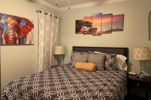 加尔维斯敦Nautical Nights!的卧室配有一张墙上三幅画作的床