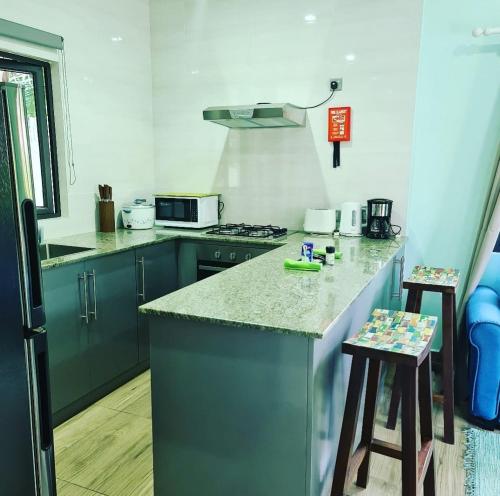 拉迪格岛卡萨德里拉自助旅馆的厨房配有蓝色橱柜和台面