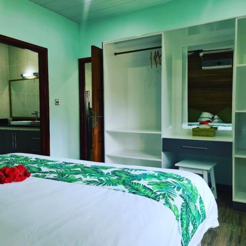 拉迪格岛卡萨德里拉自助旅馆的一间带白色床的卧室和一间浴室