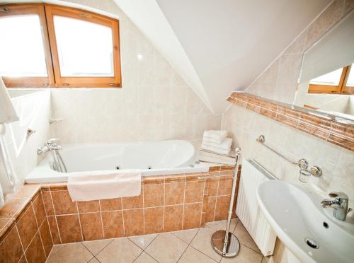 HlučínSV.弗洛里安旅馆的带浴缸和盥洗盆的浴室