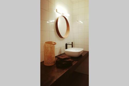 布永À Bouillon, appartement vintage vue sur le château的一间带水槽和镜子的浴室