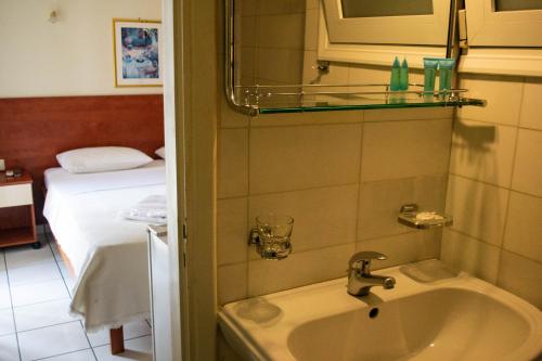 约阿尼纳Egnatia Hotel的一间带水槽和床的浴室