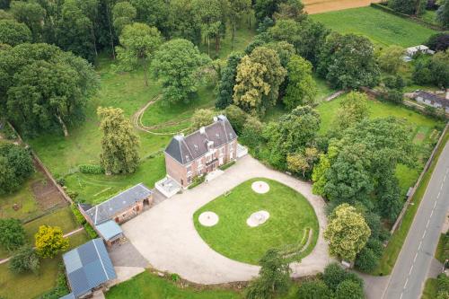 Mesnil-MartinsartBed & Breakfast au Château de Martinsart的享有带高尔夫球场的房屋的空中景致