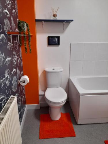 巴恩斯利Ideal Apartment - Sleeps 6 - Parking的浴室配有卫生间、浴缸和水槽。