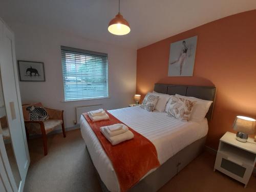 巴恩斯利Ideal Apartment - Sleeps 6 - Parking的一间卧室配有一张床,上面有两条毛巾