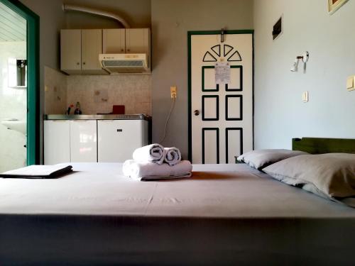 索吉亚CAPTAIN GEORGE的一间设有一张床的客房,床上配有2条可移动毛巾