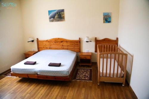 马尔萨斯卡拉森西酒店的一间带一张床和一张婴儿床的小卧室