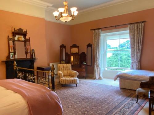 韦斯特米斯Templemacateer的卧室配有床、椅子和窗户。