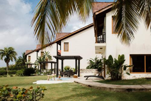 圣塔芭芭拉-山美纳Ocean View Villa/Luxury Puerto Bahia Resort/Samaná的一座带花园和游乐场的房子