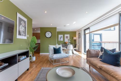 格拉斯哥SECC Hydro Executive 7 Apartment的客厅设有绿色的墙壁和沙发