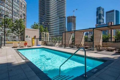 多伦多Stylish Downtown Toronto Residential Hotel的一座位于高楼城市的游泳池