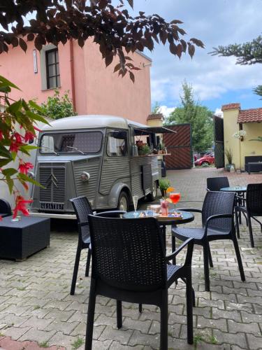利托梅日采Hotel Apollon的一张桌子、椅子和一辆停在院子的面包车