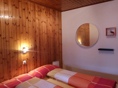 格雷兴Aletschblick的一间卧室设有一张床和木墙