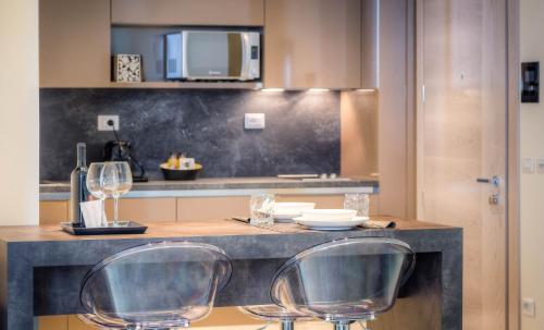 佛罗伦萨十六号城堡景观SPA公寓式酒店的厨房配有两把椅子和台面