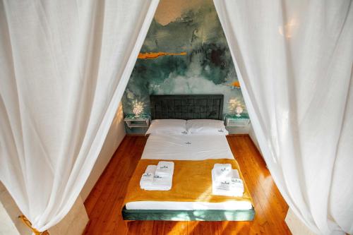 奥斯图尼Hostunia的一间卧室配有白色窗帘的床