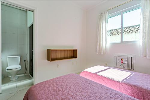 Apto 2 Suites, Ideal Para famílias, 30m do mar客房内的一张或多张床位