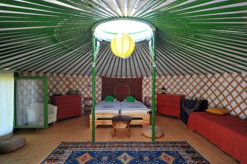 Český BrodJurty v Sadu的蒙古包内带一张床的房间
