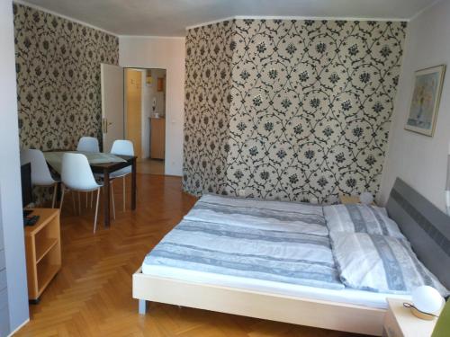 盖布利茨Ferienwohnung Madlene 1的卧室配有一张床和一张桌子及椅子