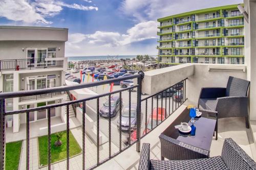 北马马亚-讷沃达里Sammos Beach Resort的阳台享有停车场的景致。