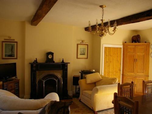 诺曼顿The Grange的带沙发和壁炉的客厅