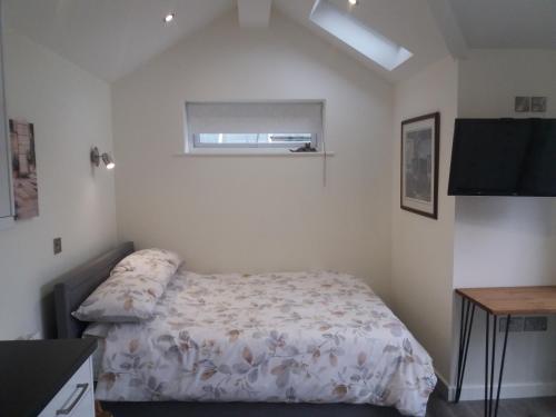 塞尔Rose View- a lovely private 1 Bed Bungalow in Sale的一间小卧室,配有床和窗户