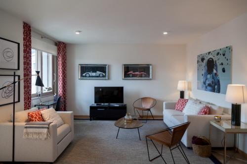 里斯本FLH Marquês Homey Apartment的带沙发和电视的客厅