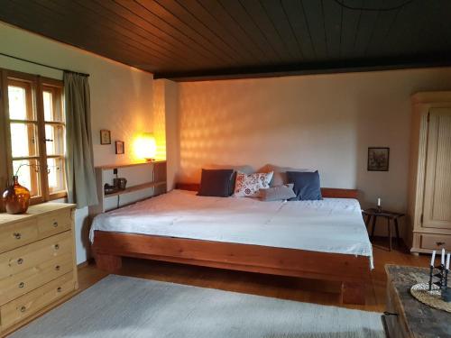 FürstenwaldeBerghütte Fürstenwalde的一间卧室设有一张大床和木制天花板