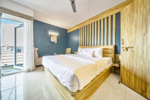 德瓦纳哈利-班加罗尔Air Avenue Hotel - Airport的一间卧室设有一张大床和一个窗户。