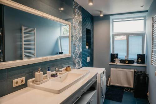 利耶帕亚Lovely apartment for families and couples的一间带水槽和镜子的浴室