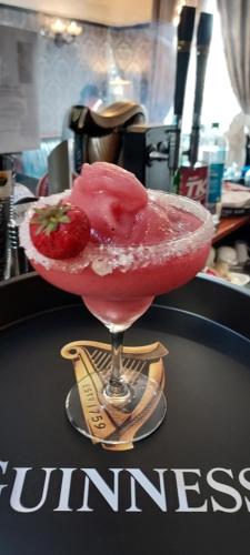 克朗梅尔芬尼斯酒店的一杯马提尼酒,喝上草莓