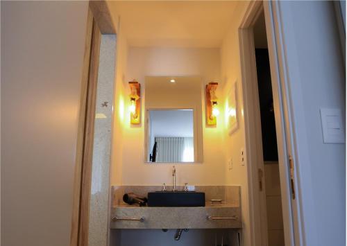 安格拉杜斯雷斯Hotel do Bosque ECO Resort的一间带水槽和镜子的浴室