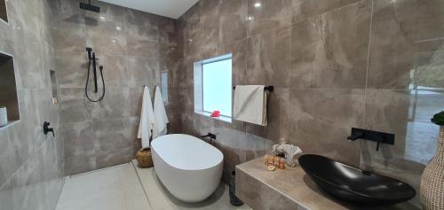 NgatangiiaMama Taras Luxury Villa的浴室配有白色卫生间和盥洗盆。