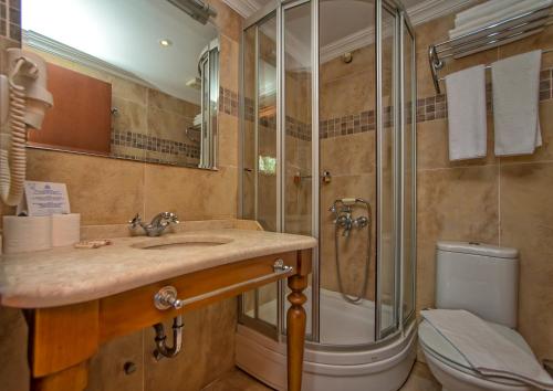 雅高斯酒店的一间浴室