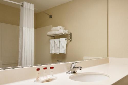 锡塔克华美达套房酒店的一间浴室