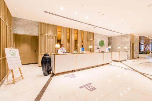 钱德加尔Holiday Inn Chandigarh Zirakpur, an IHG Hotel的大楼内带前台大堂