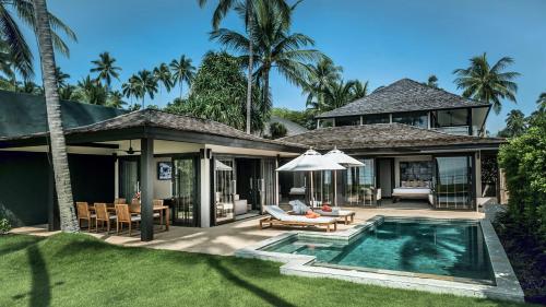 利巴诺伊Nikki Beach Resort & Spa Koh Samui的一座带游泳池和房子的别墅