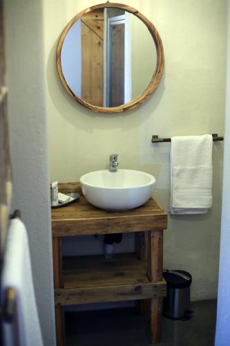 波罗瓜尼SOUSIE'S RUSTIC STAY的浴室设有白色水槽和镜子