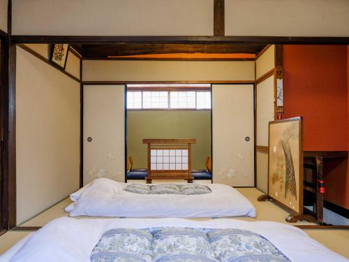 京都K-style kinkakuji的一间卧室,配有两张床