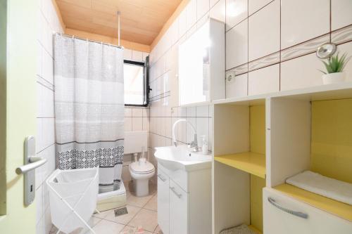 尼亚卢卡Villa Anita的一间带卫生间和水槽的浴室