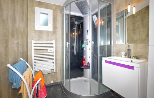 Petreto-BicchisanoNice Home In Petreto Bicchisano With Heated Swimming Pool的一间带玻璃淋浴和水槽的浴室