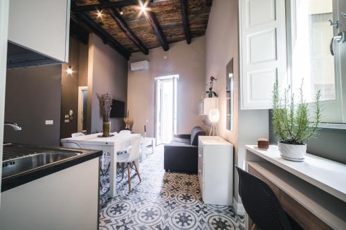 皮佐Palazzo Paladini - Luxury Suites in the Heart of the Old Town的一个带水槽和桌子的厨房