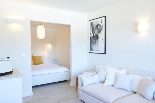 巴特莱辛哈尔Ferienwohnung Sonnendeck mit Bergblick的白色的客房配有床和沙发