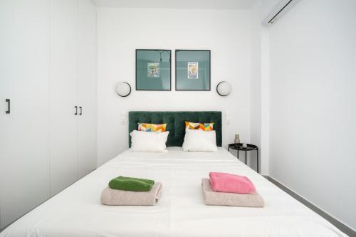 雅典Majestic Flat with Huge Terrace in the City Center的一间卧室配有一张带两个枕头的床