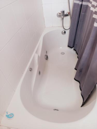 塞瓦塞瓦酒店的带浴缸和淋浴的浴室