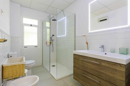 纳瓦哈斯Casa San Rafael chalet con gran jardín的浴室配有卫生间、盥洗盆和淋浴。